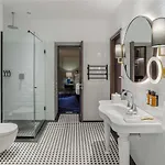 Moevenpick Hotel *